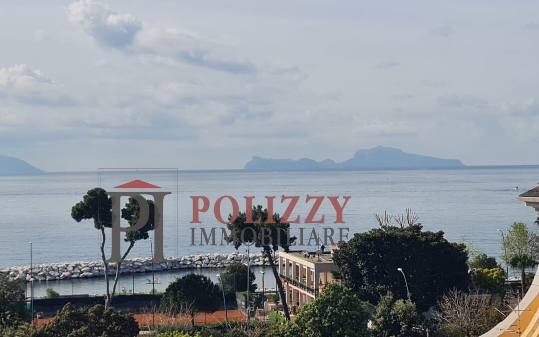 VENDESI APPARTAMENTO  RIVIERA DI CHIAIA ATTICO PANORAMICO CON TERRAZZI IN PALAZZO D’EPOCA DEL ‘500